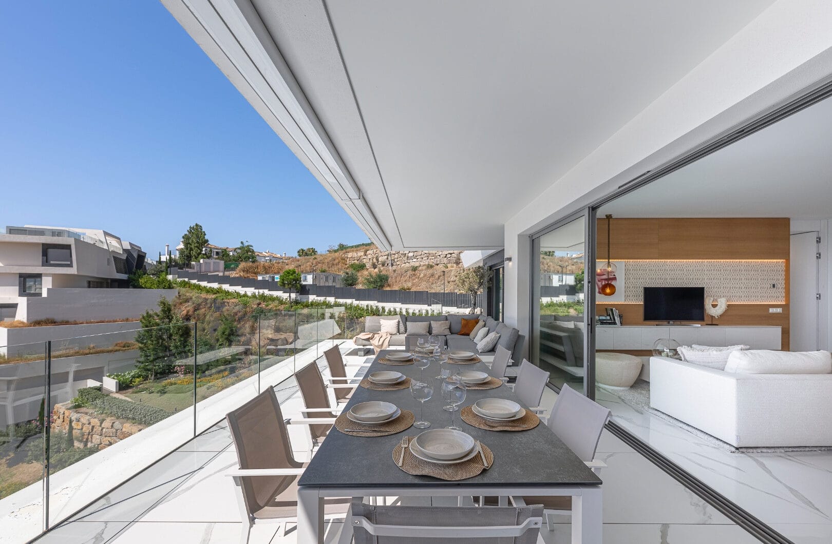 Stunning corner middle floor apartment with panoramic golf &amp; sea views