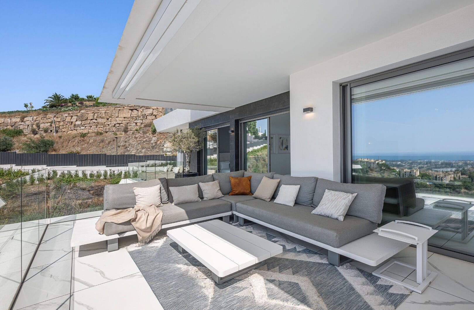 Stunning corner middle floor apartment with panoramic golf &amp; sea views