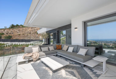 Stunning corner middle floor apartment with panoramic golf &amp; sea views
