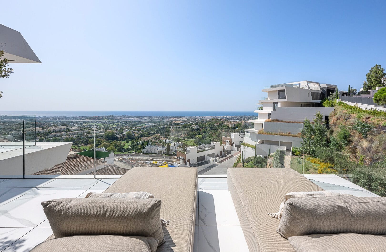 Stunning corner middle floor apartment with panoramic golf &amp; sea views