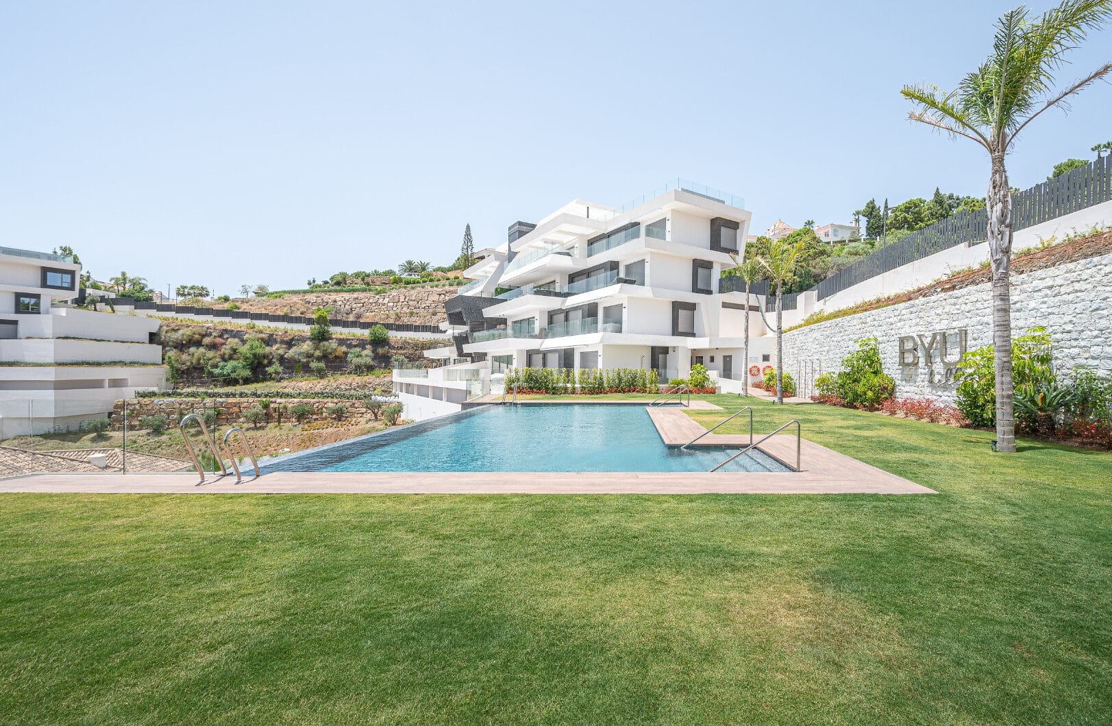Stunning corner middle floor apartment with panoramic golf &amp; sea views