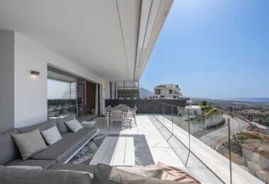 Stunning corner middle floor apartment with panoramic golf &amp; sea views