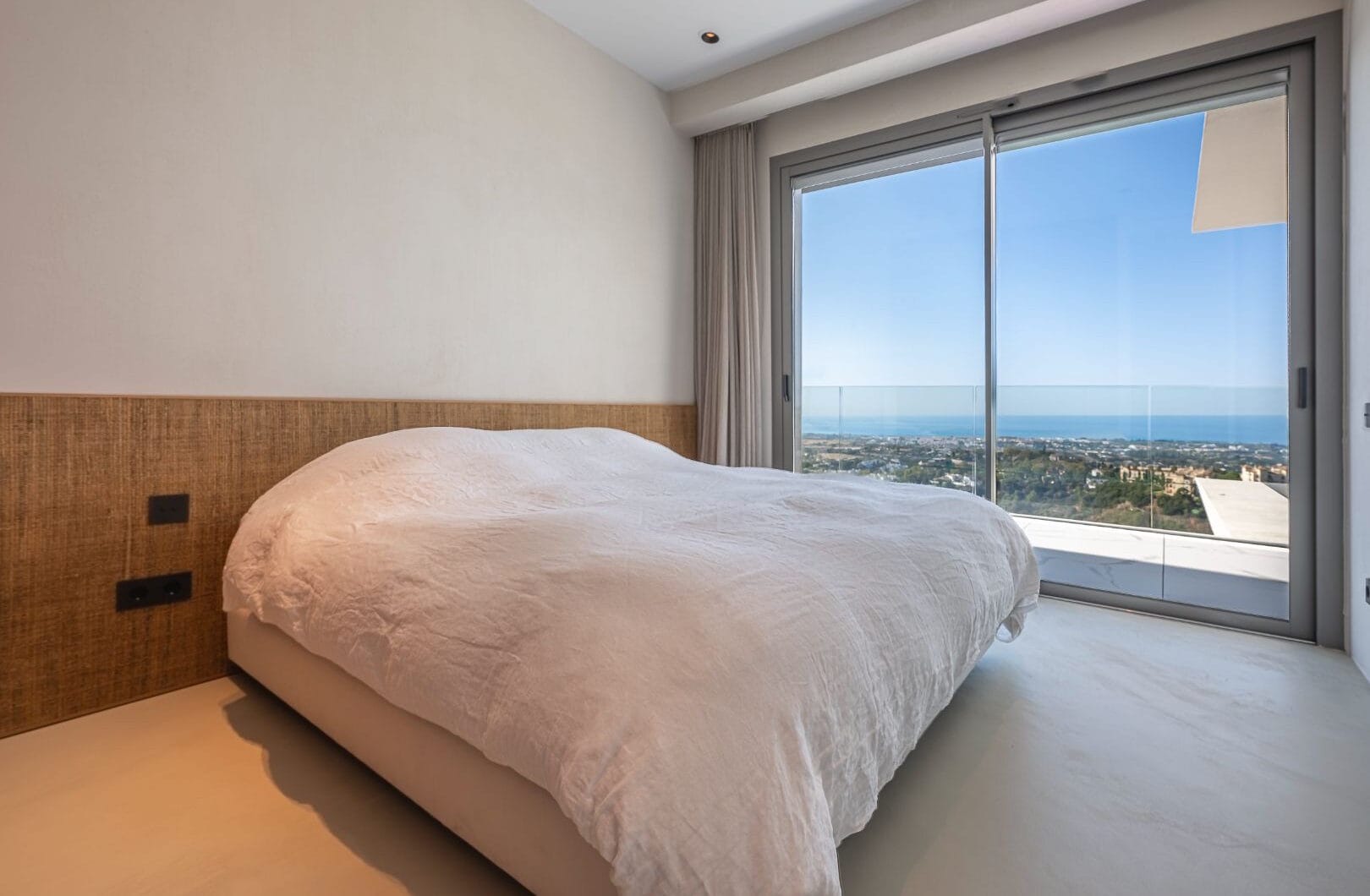 Stunning corner middle floor apartment with panoramic golf &amp; sea views
