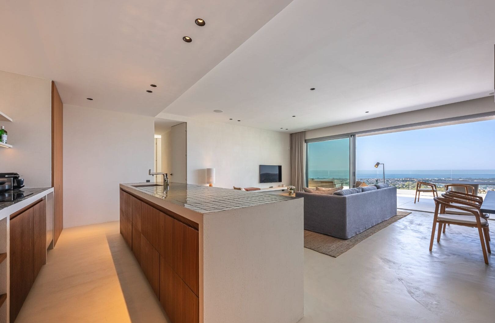 Stunning corner middle floor apartment with panoramic golf &amp; sea views