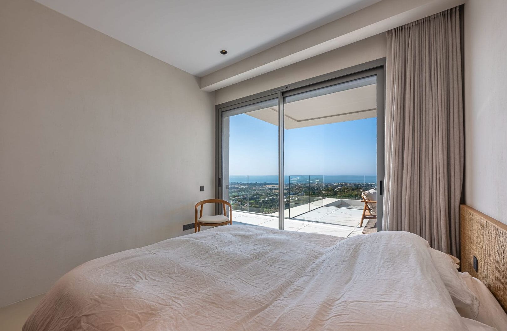 Stunning corner middle floor apartment with panoramic golf &amp; sea views