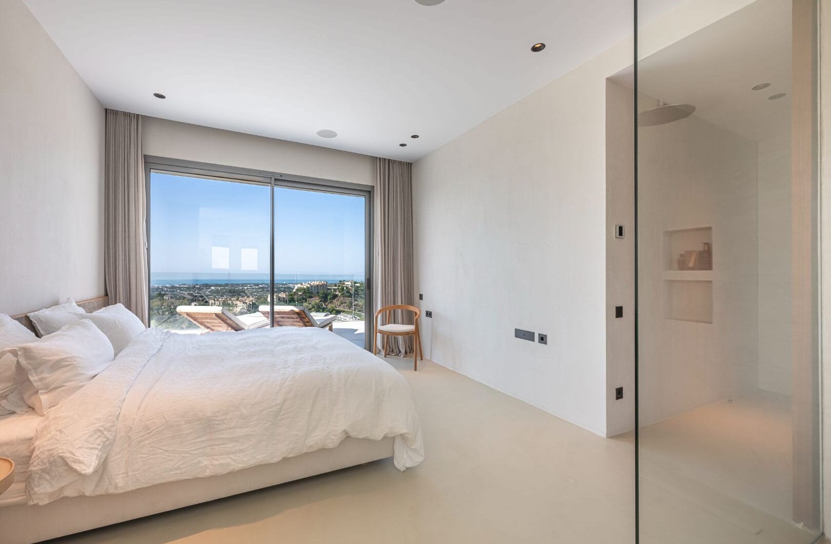 Stunning corner middle floor apartment with panoramic golf &amp; sea views