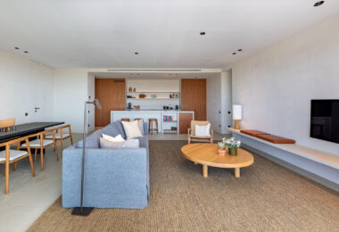 Stunning corner middle floor apartment with panoramic golf &amp; sea views