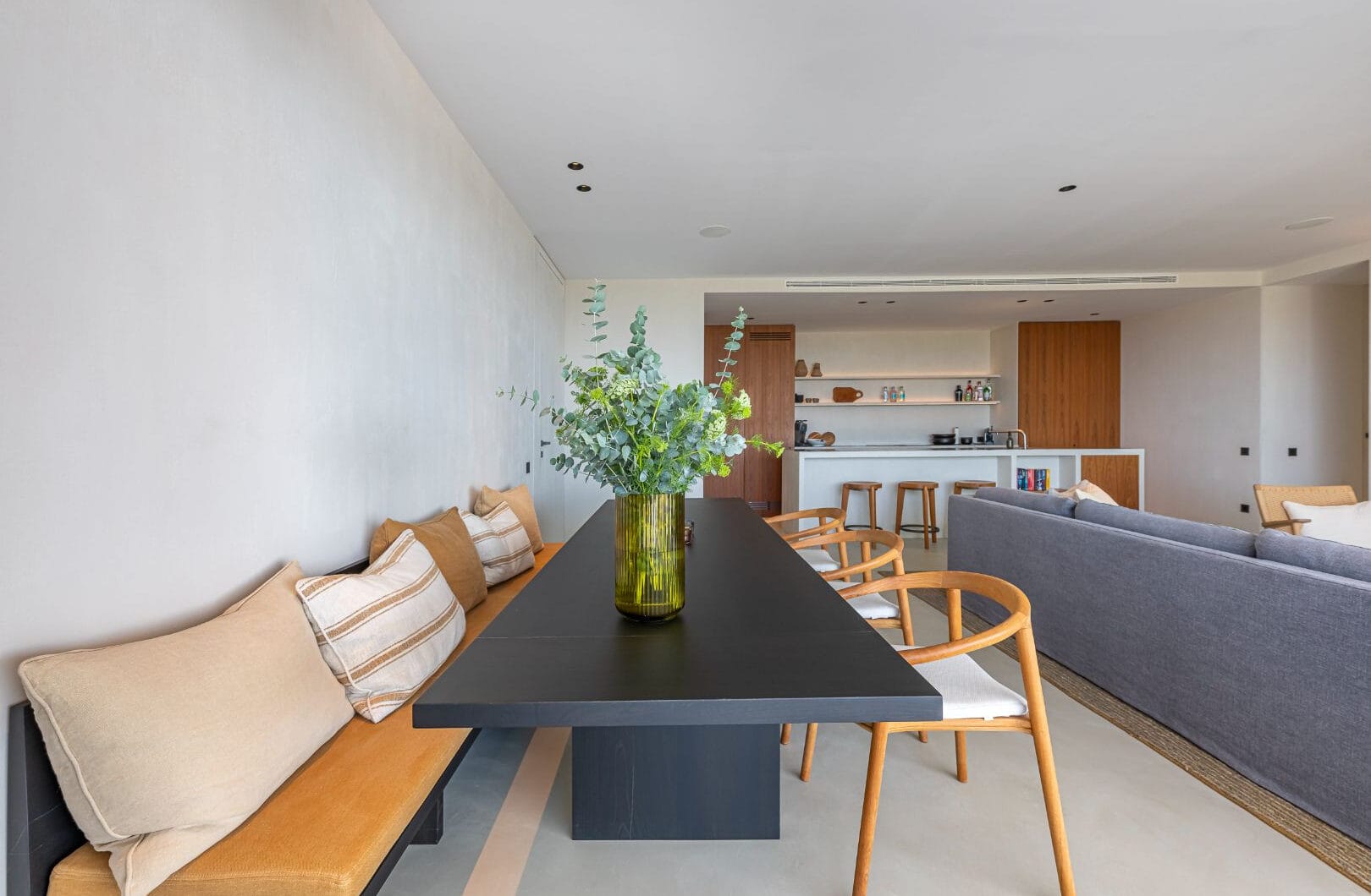 Stunning corner middle floor apartment with panoramic golf &amp; sea views