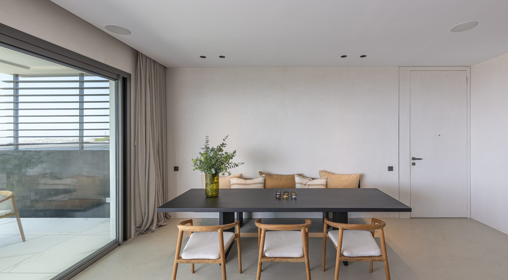 Stunning corner middle floor apartment with panoramic golf &amp; sea views