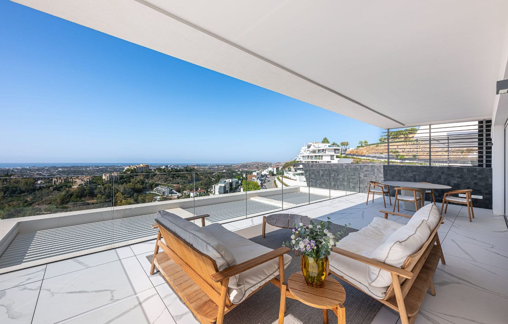 Stunning corner middle floor apartment with panoramic golf &amp; sea views
