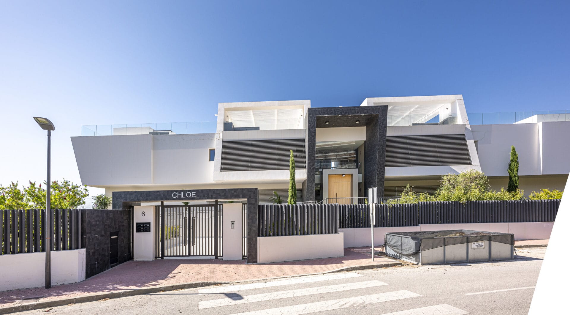 Stunning corner middle floor apartment with panoramic golf &amp; sea views