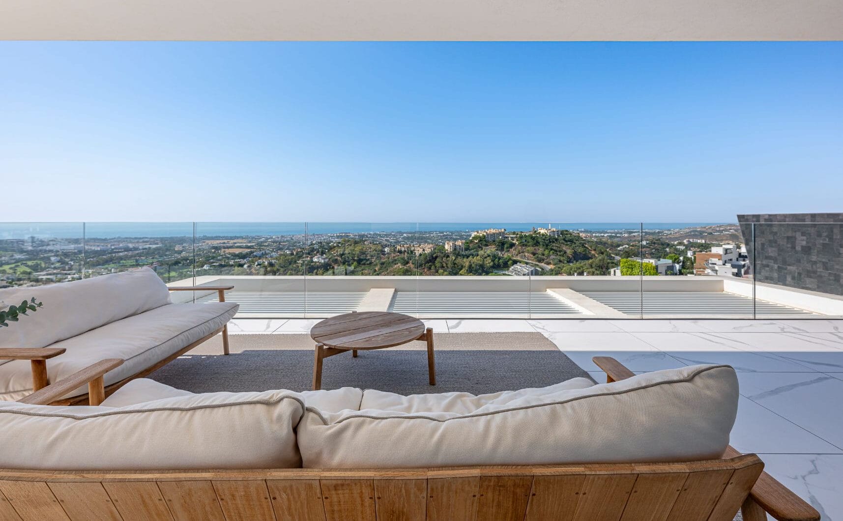 Stunning corner middle floor apartment with panoramic golf &amp; sea views