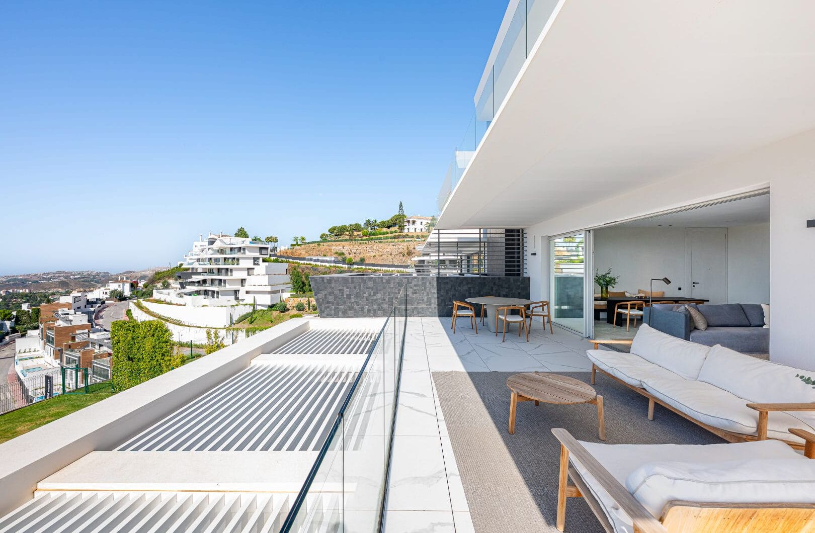 Stunning corner middle floor apartment with panoramic golf &amp; sea views