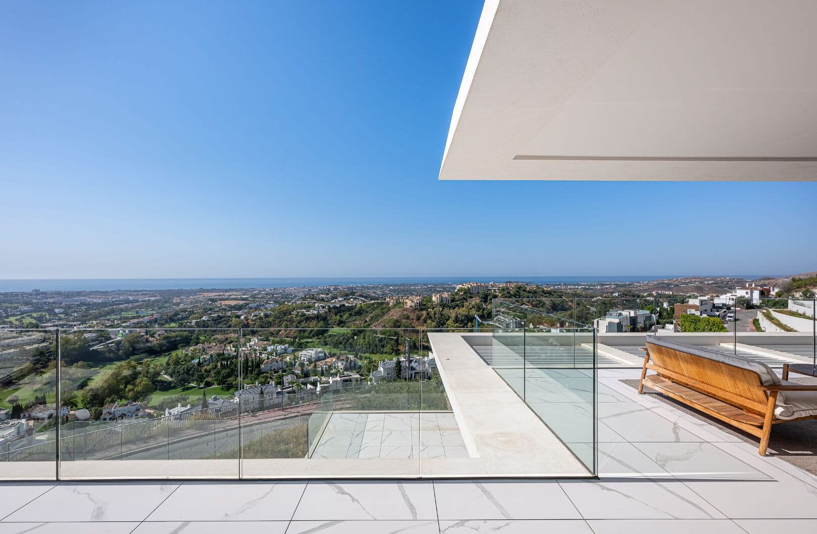 Stunning corner middle floor apartment with panoramic golf &amp; sea views