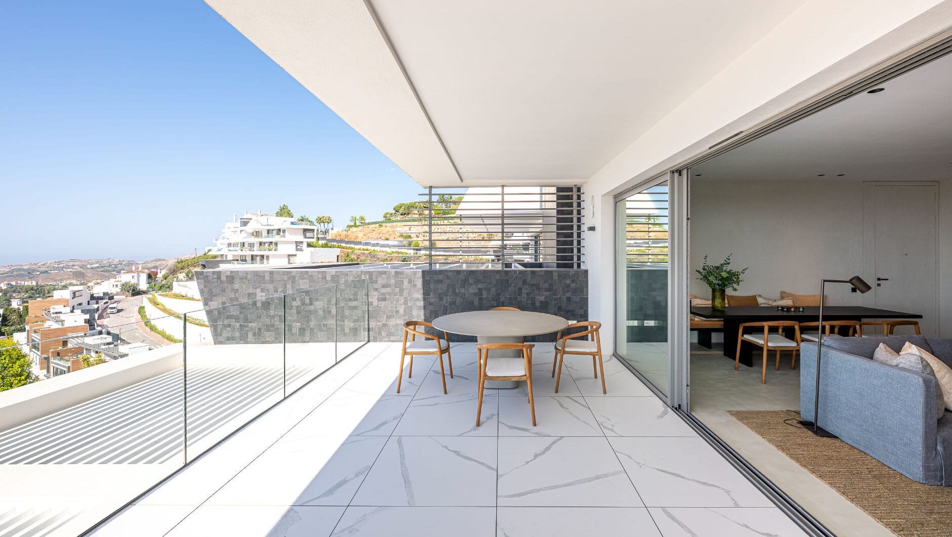 Stunning corner middle floor apartment with panoramic golf &amp; sea views