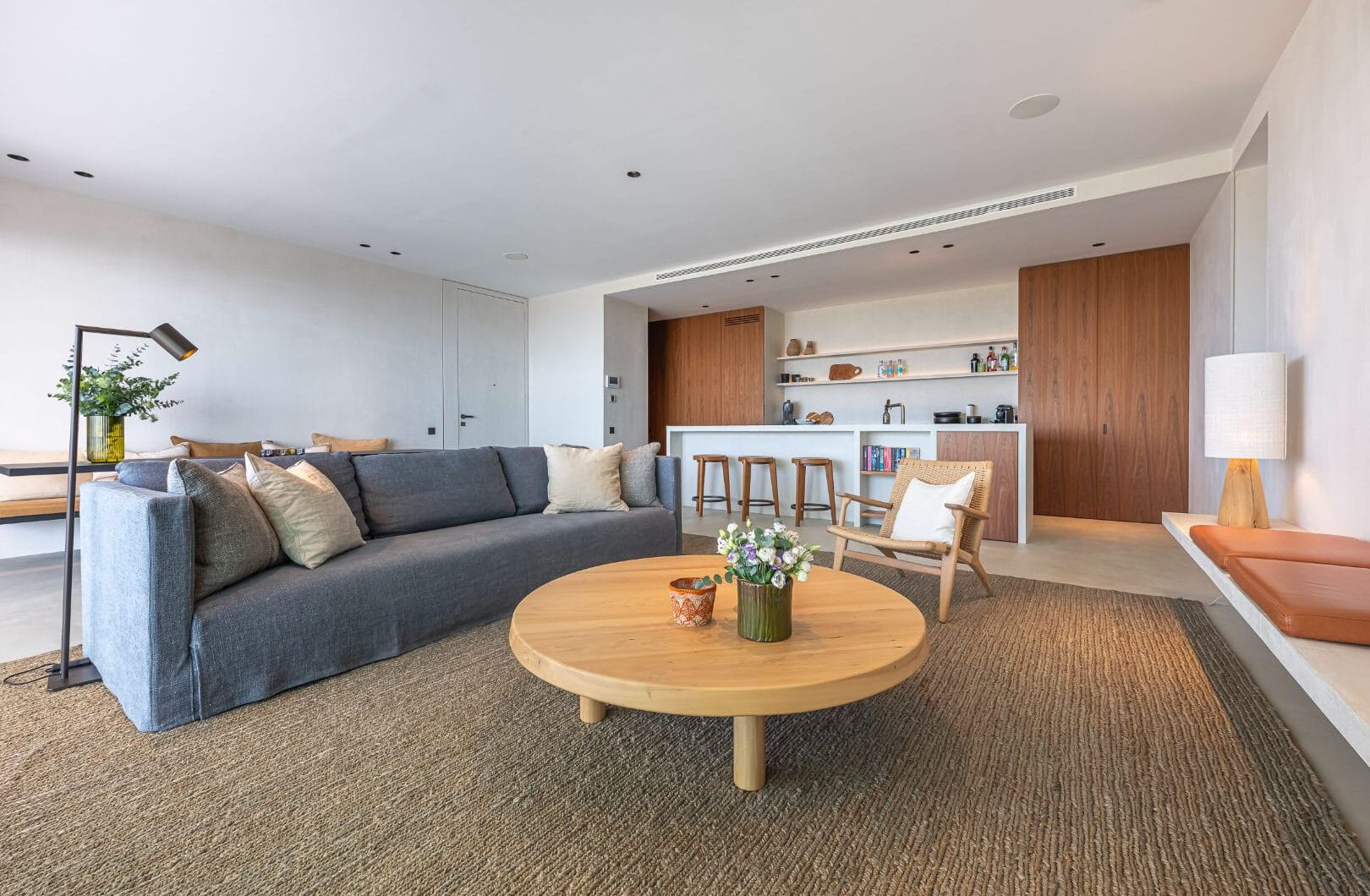 Stunning corner middle floor apartment with panoramic golf &amp; sea views