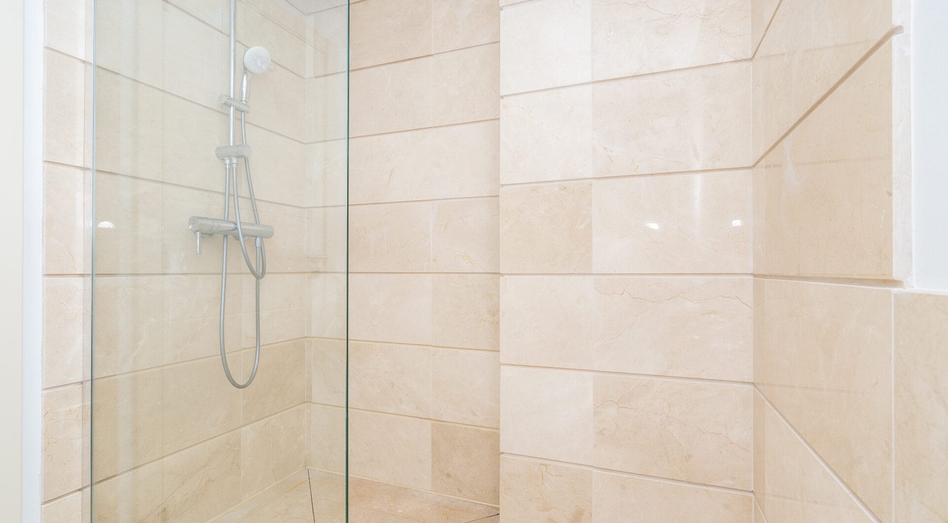 Beautiful new renovated apartment with a large garden in Alcazaba Lagoon