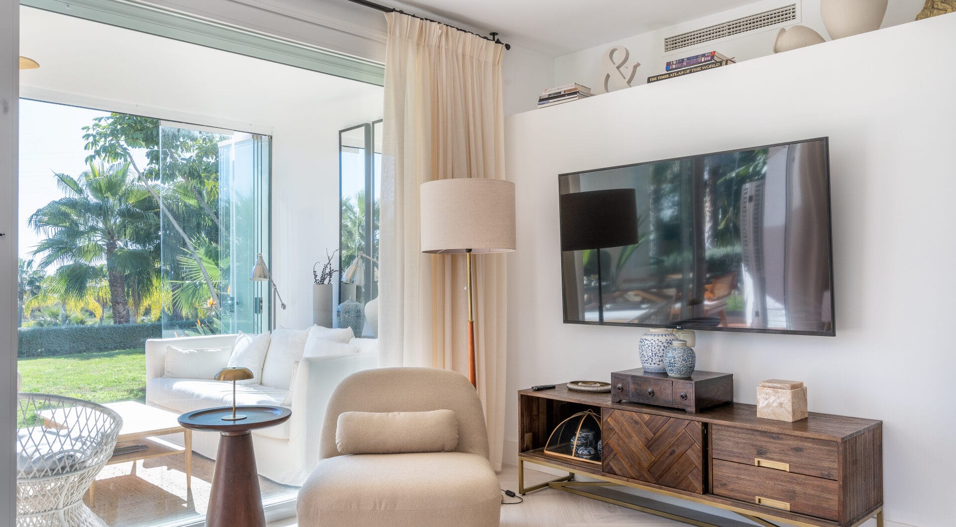 Beautiful new renovated apartment with a large garden in Alcazaba Lagoon