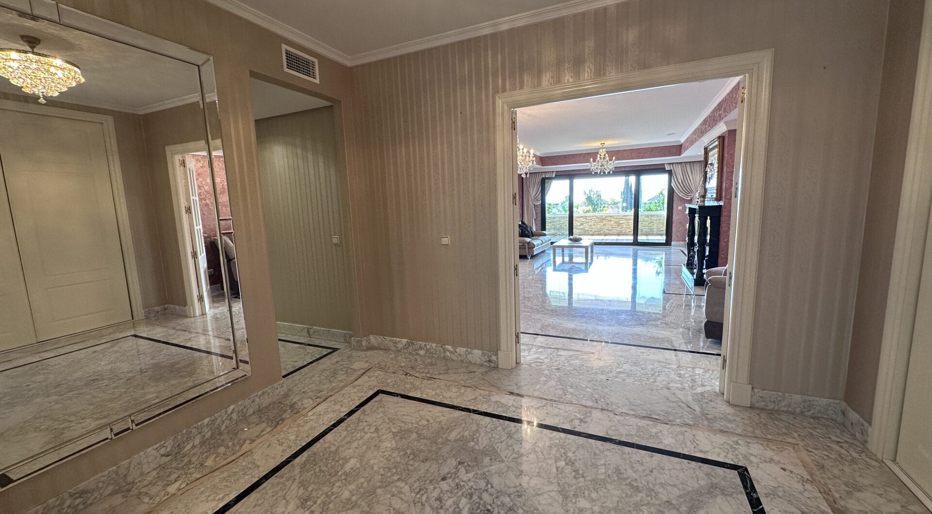 Apartment for sale in Marbella Golden Mile, Marbella
