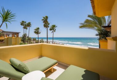 Exclusive renovated beachfront apartment – Rio Real Marbella