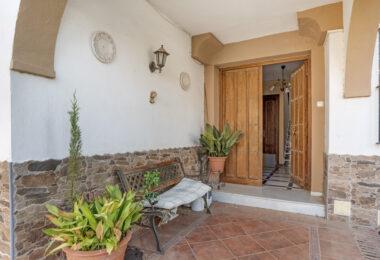 Large 6 Bedroom Villa with Sea and Mountain Views in Estepona