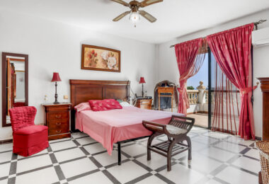Large 6 Bedroom Villa with Sea and Mountain Views in Estepona