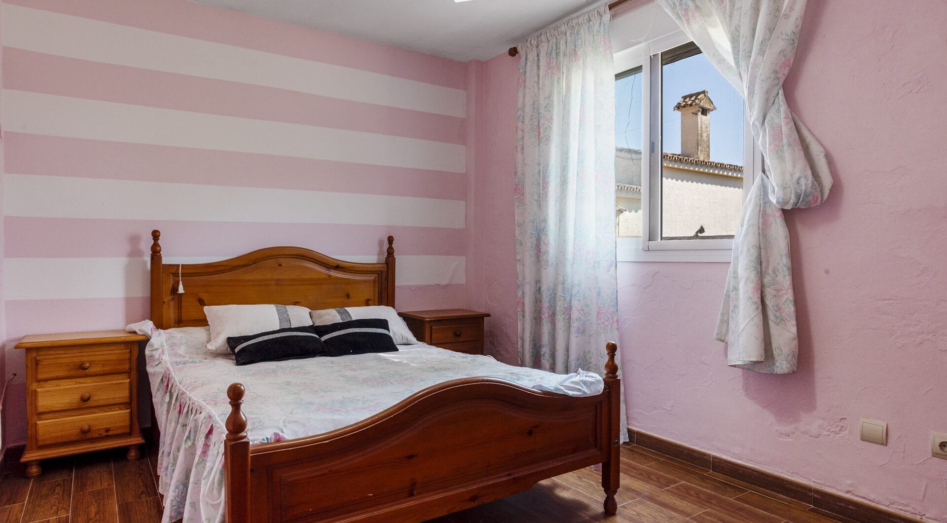 Large 6 Bedroom Villa with Sea and Mountain Views in Estepona