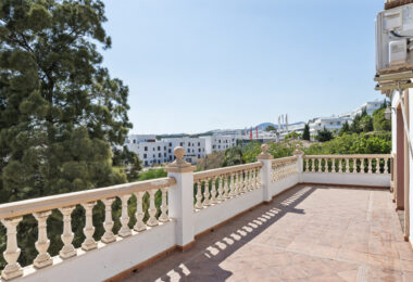 Large 6 Bedroom Villa with Sea and Mountain Views in Estepona