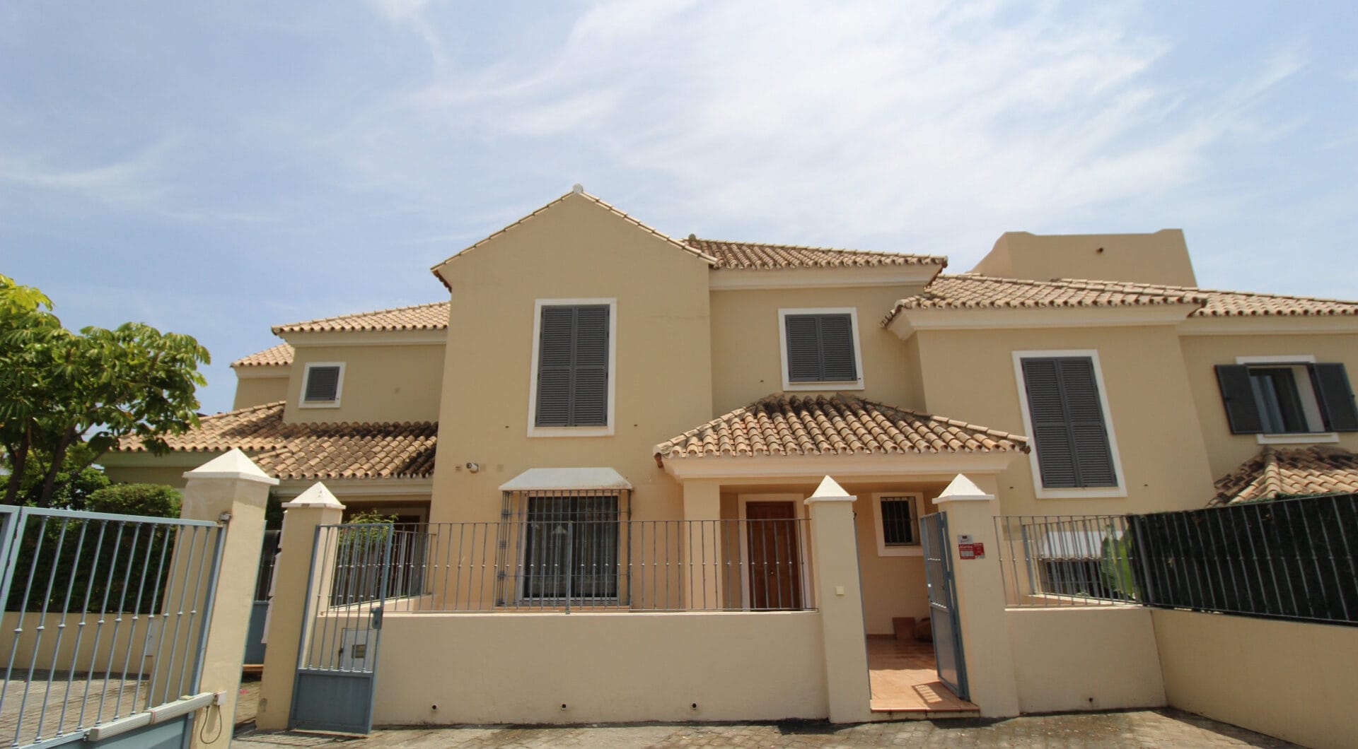 BEAUTIFULL AND PRIVATE SEMIDETACHED   OPEN VIEWS TO THE SEA