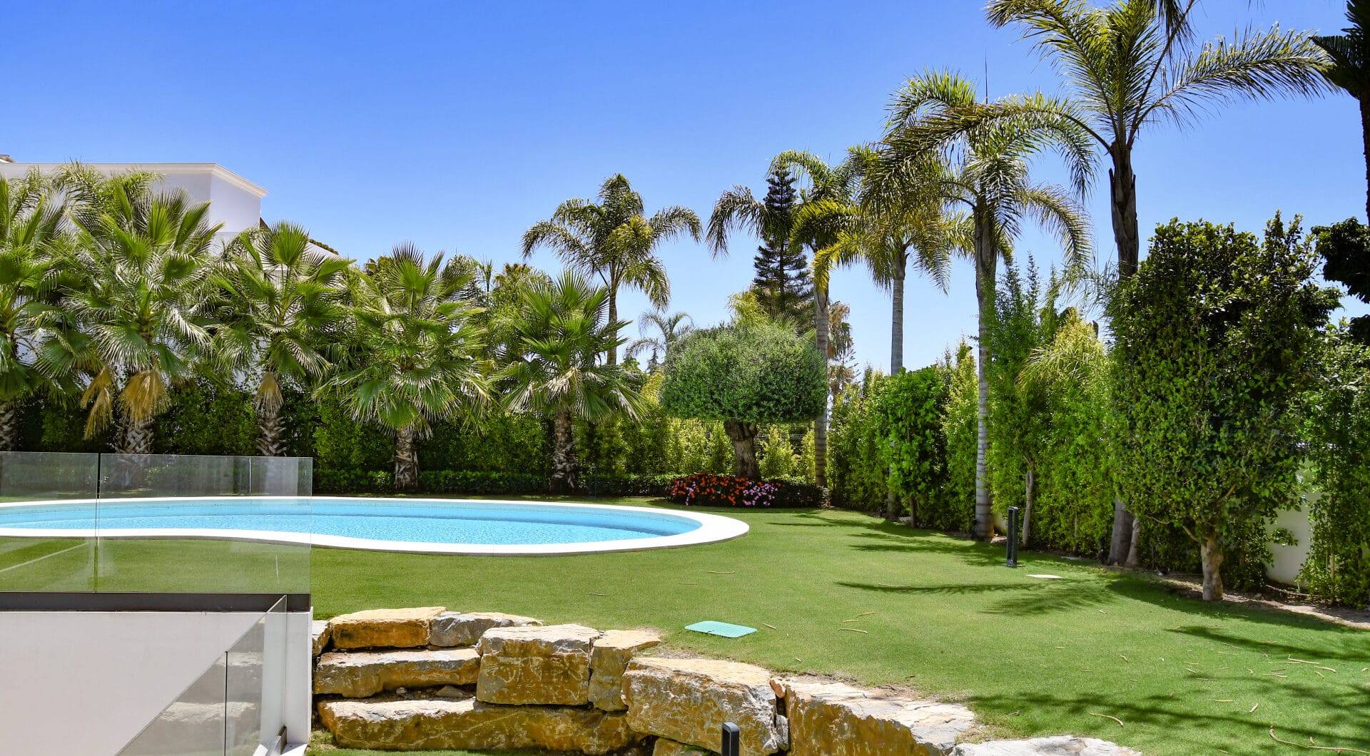 Elegant 6–7 Bedroom Villas in Las Lomas del Marbella Club, Golden Mile