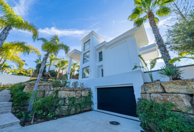 Elegant 6–7 Bedroom Villas in Las Lomas del Marbella Club, Golden Mile