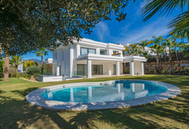 Elegant 6–7 Bedroom Villas in Las Lomas del Marbella Club, Golden Mile