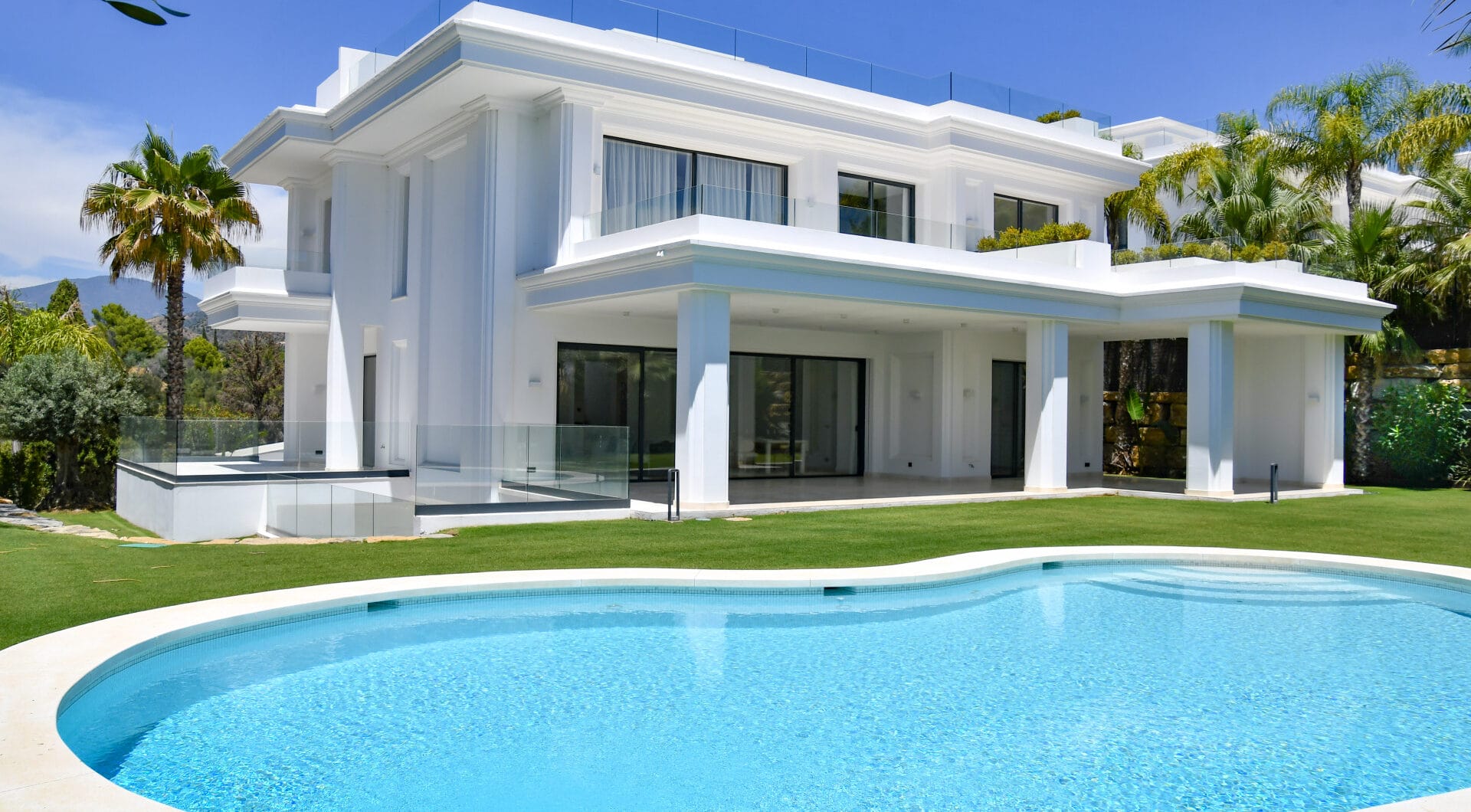 Elegant 6–7 Bedroom Villas in Las Lomas del Marbella Club, Golden Mile