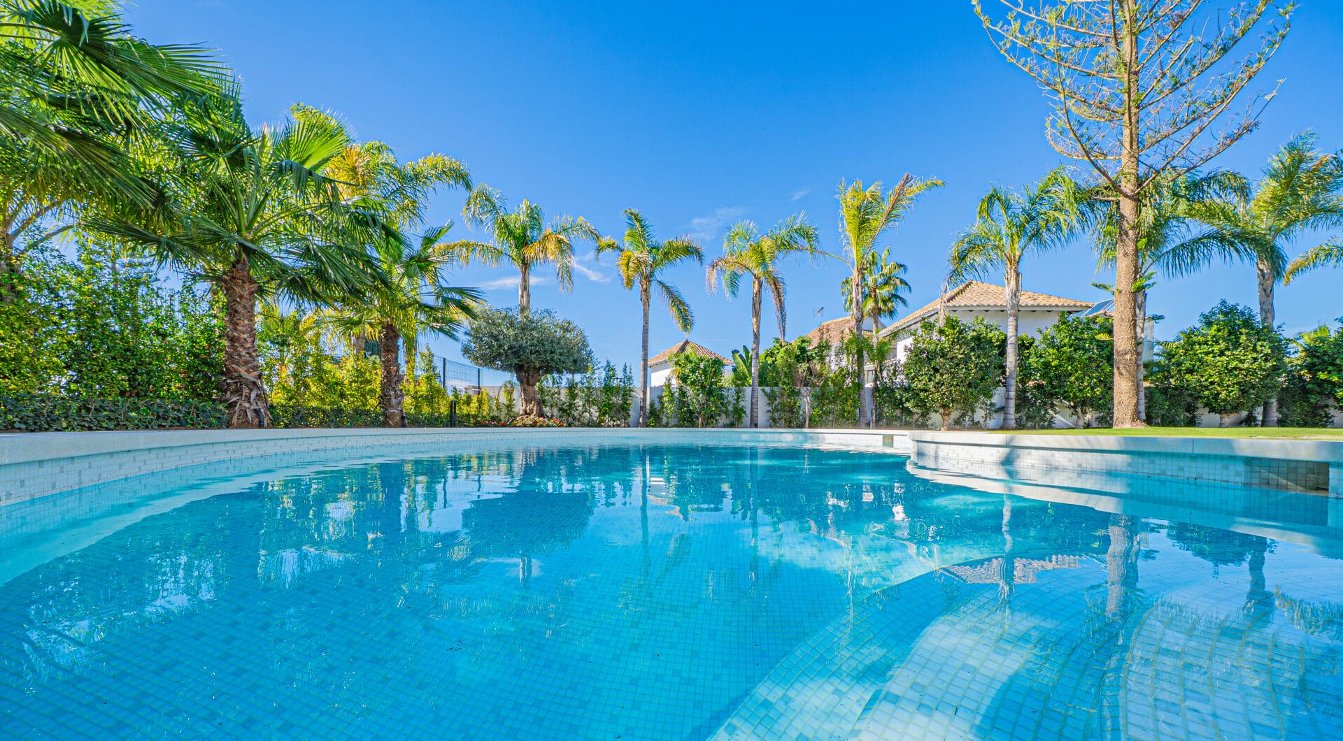 Elegant 6–7 Bedroom Villas in Las Lomas del Marbella Club, Golden Mile