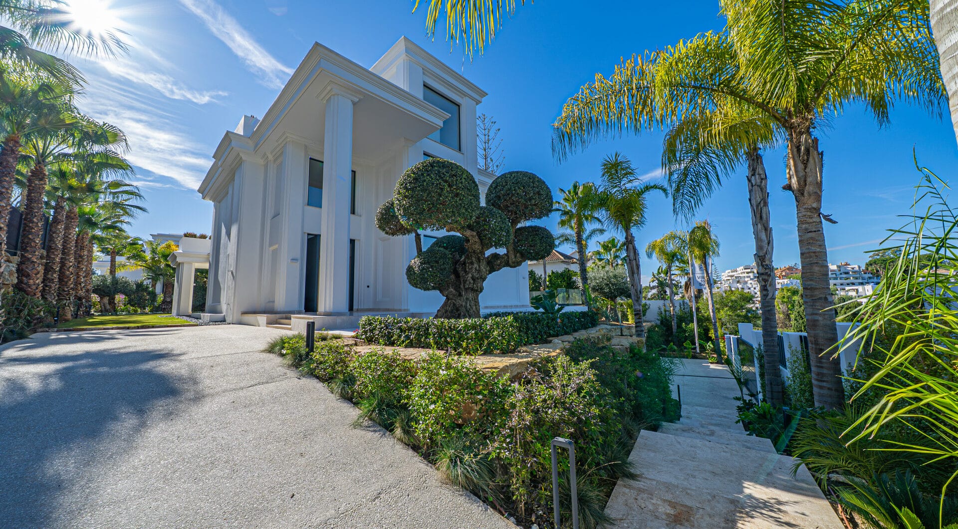 Elegant 6–7 Bedroom Villas in Las Lomas del Marbella Club, Golden Mile