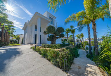 Elegant 6–7 Bedroom Villas in Las Lomas del Marbella Club, Golden Mile