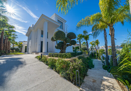 Elegant 6–7 Bedroom Villas in Las Lomas del Marbella Club, Golden Mile