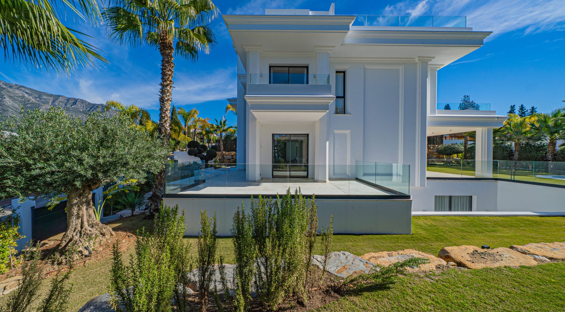 Elegant 6–7 Bedroom Villas in Las Lomas del Marbella Club, Golden Mile