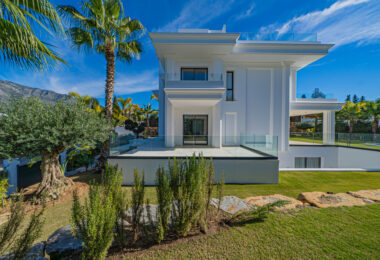 Elegant 6–7 Bedroom Villas in Las Lomas del Marbella Club, Golden Mile