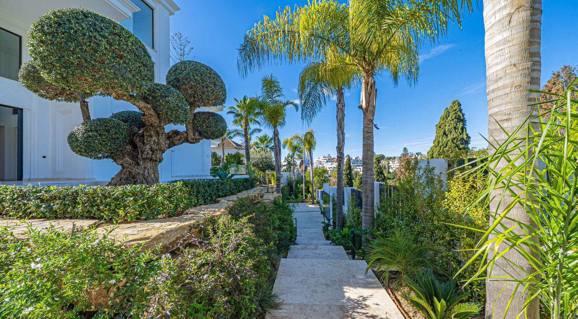 Elegant 6–7 Bedroom Villas in Las Lomas del Marbella Club, Golden Mile
