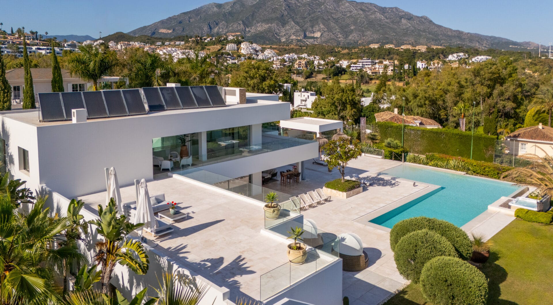 Contemporary Masterpiece with Pool &amp; Tennis Court in La Cerquilla, Nueva Andalucía