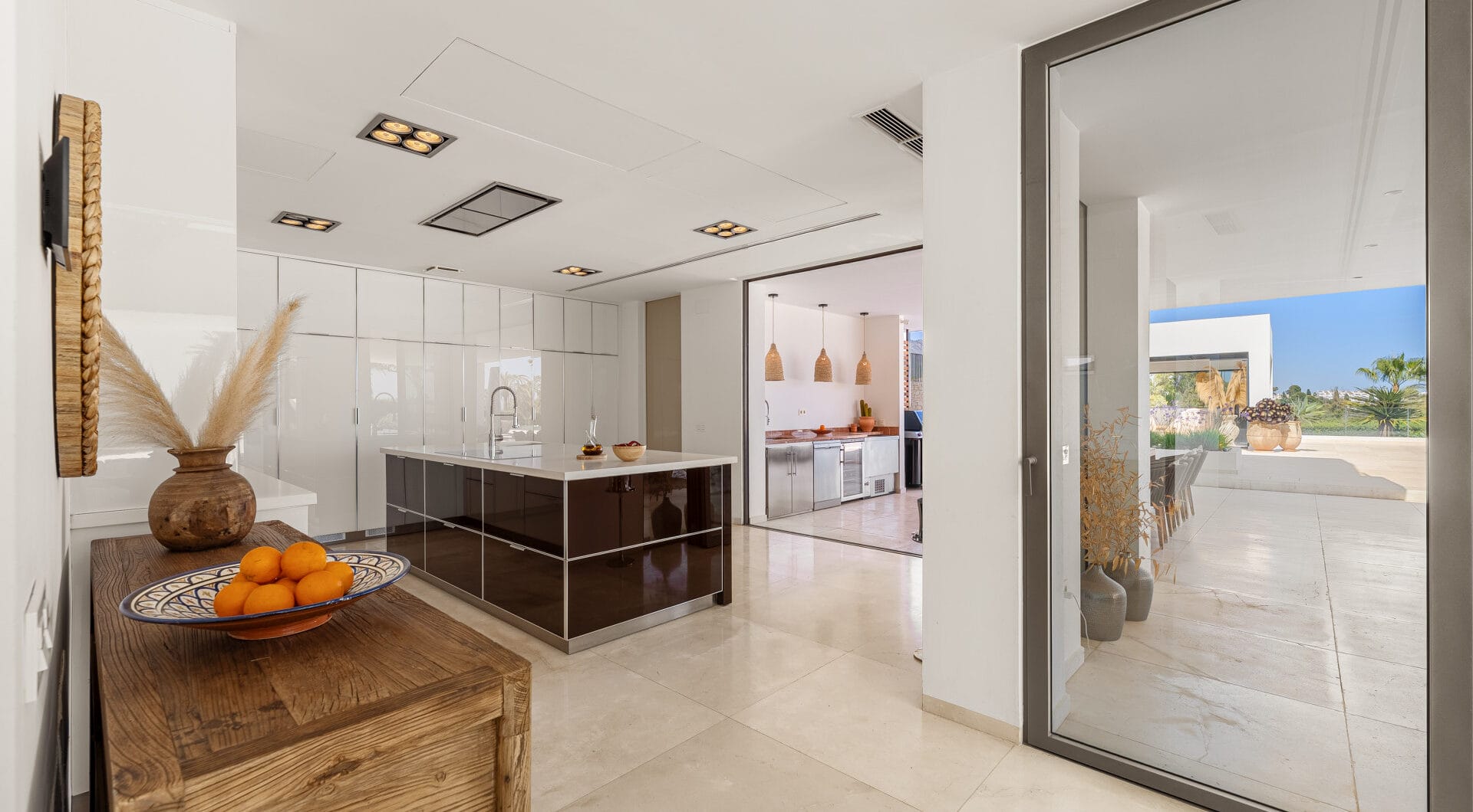Contemporary Masterpiece with Pool &amp; Tennis Court in La Cerquilla, Nueva Andalucía