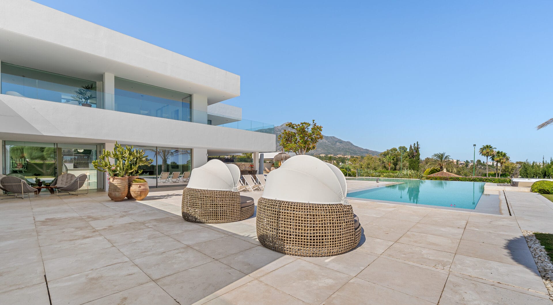 Contemporary Masterpiece with Pool &amp; Tennis Court in La Cerquilla, Nueva Andalucía