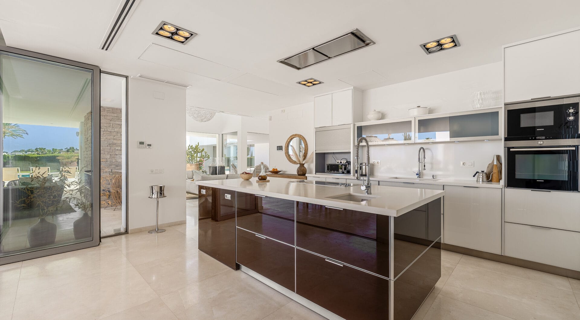 Contemporary Masterpiece with Pool &amp; Tennis Court in La Cerquilla, Nueva Andalucía