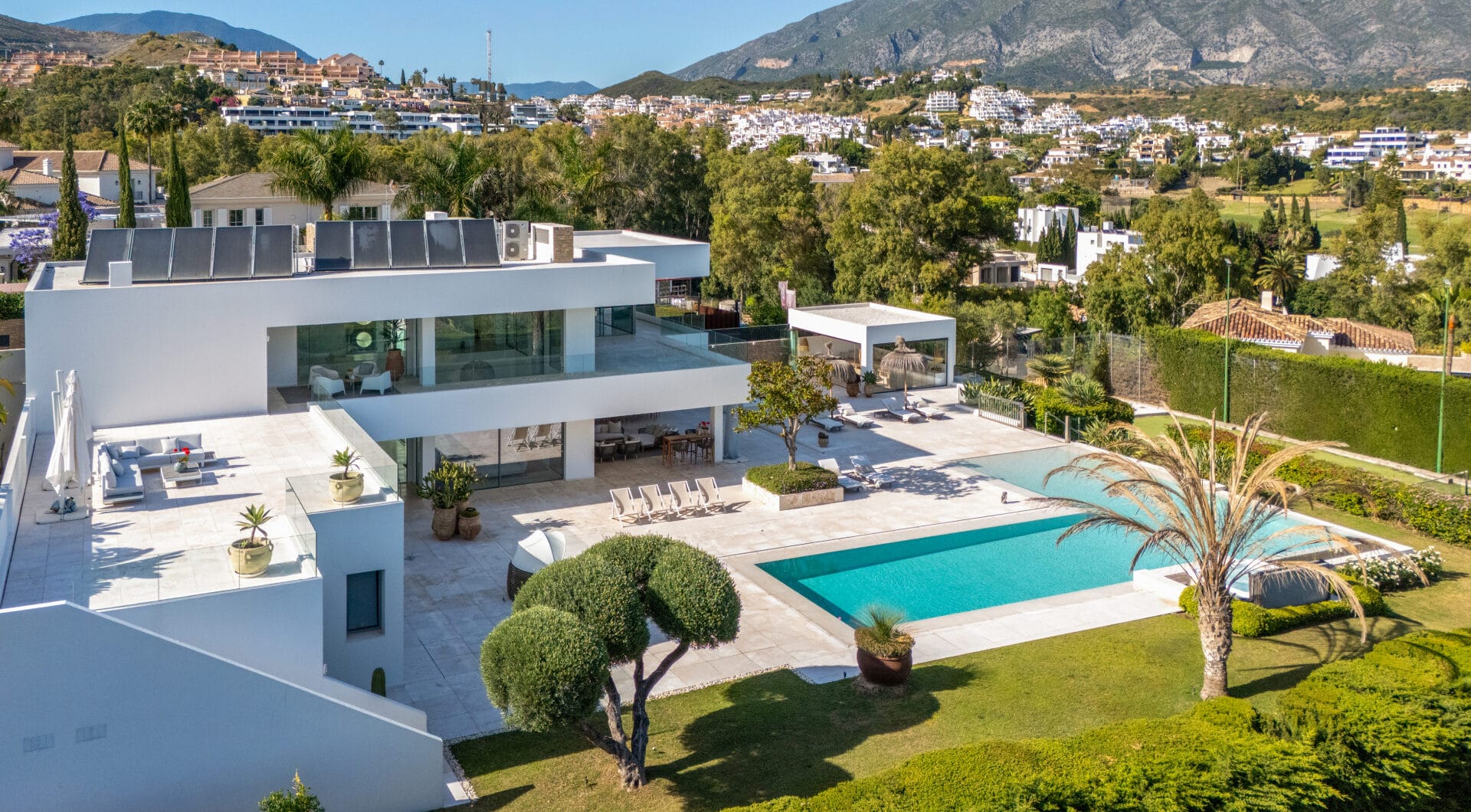 Contemporary Masterpiece with Pool &amp; Tennis Court in La Cerquilla, Nueva Andalucía