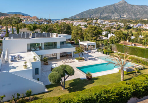 Contemporary Masterpiece with Pool &amp; Tennis Court in La Cerquilla, Nueva Andalucía