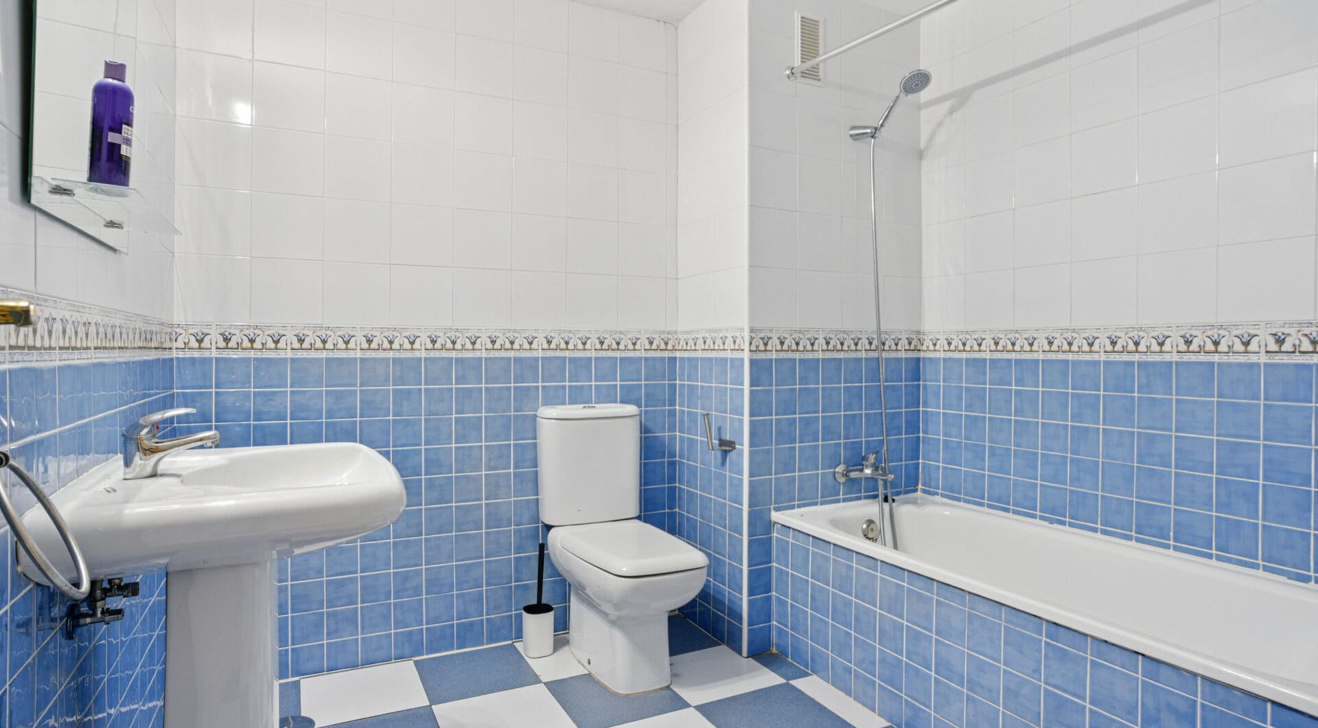 Lovely two bedroom, south west facing apartment in La Reserva de Marbella; with sea views