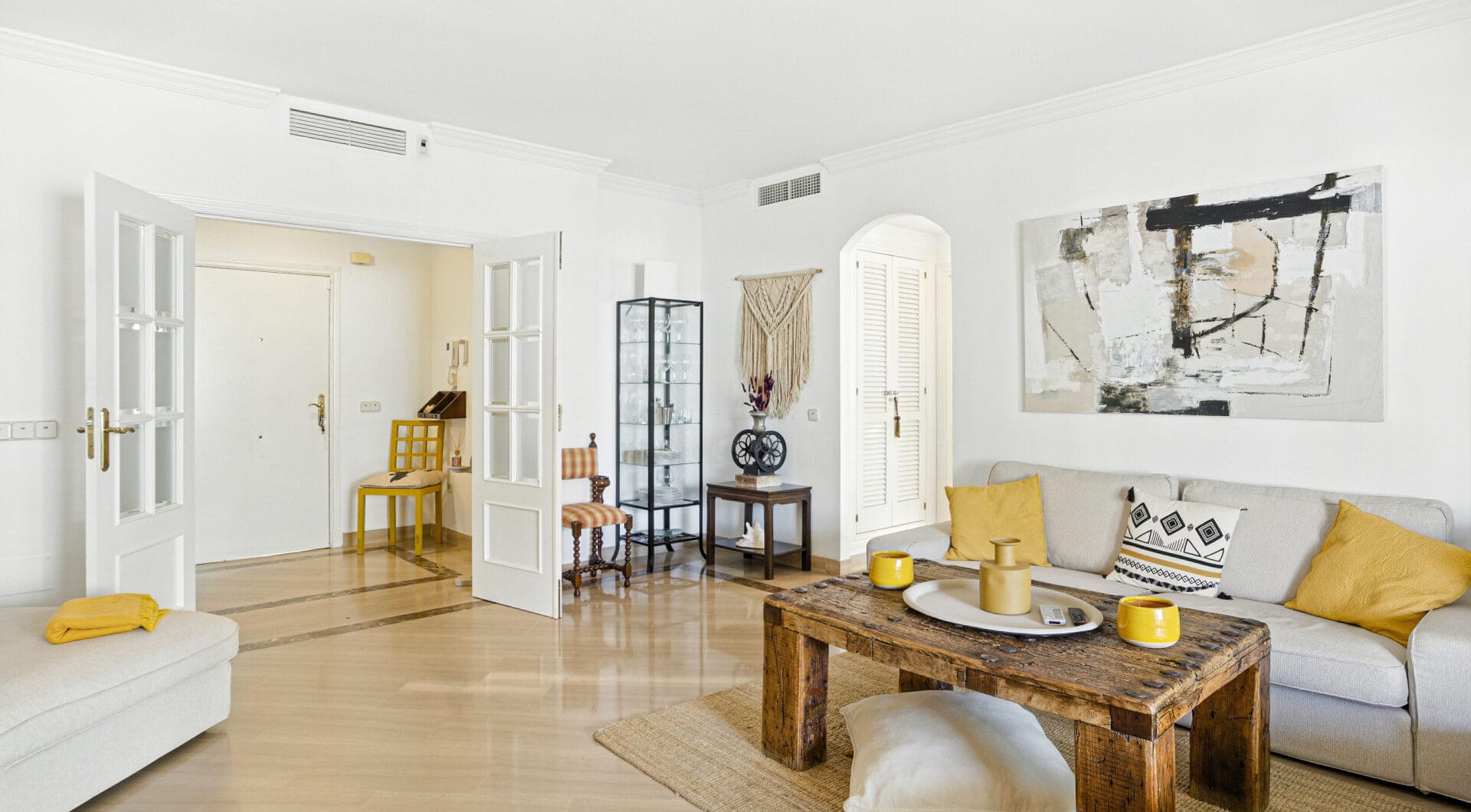 Beautiful south-facing, two-bedroom apartment located in the prestigious Hacienda Playa, Elviria