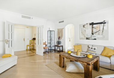 Beautiful south-facing, two-bedroom apartment located in the prestigious Hacienda Playa, Elviria