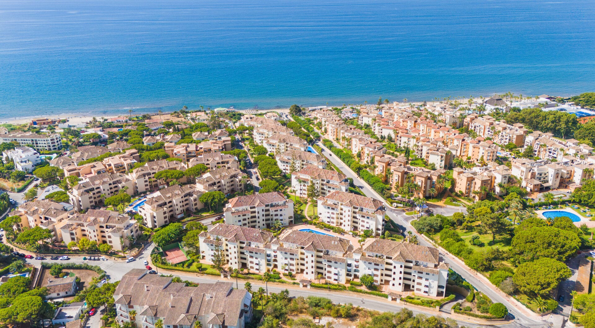 Beautiful south-facing, two-bedroom apartment located in the prestigious Hacienda Playa, Elviria